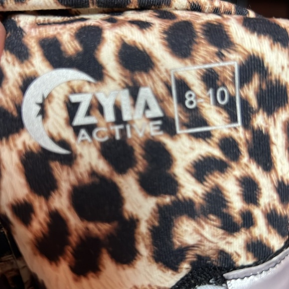 Zyia Leopard Set - Picture 9 of 10